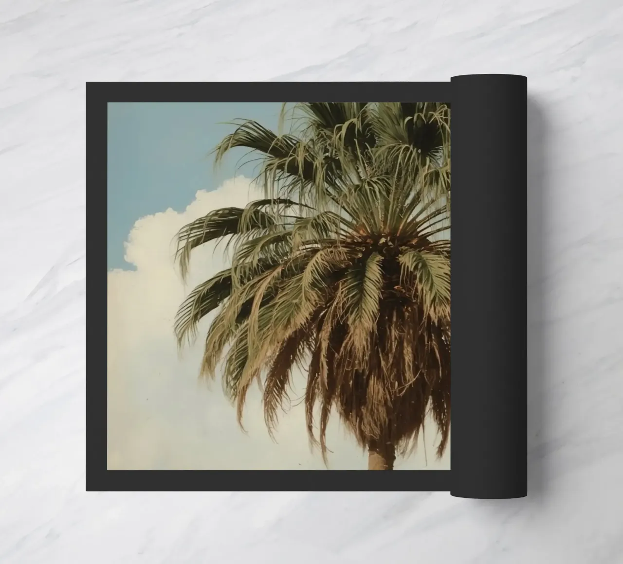 Palma alta con cielo blu e nuvole soffici in una luce calda. zerbino da DesignDoodle