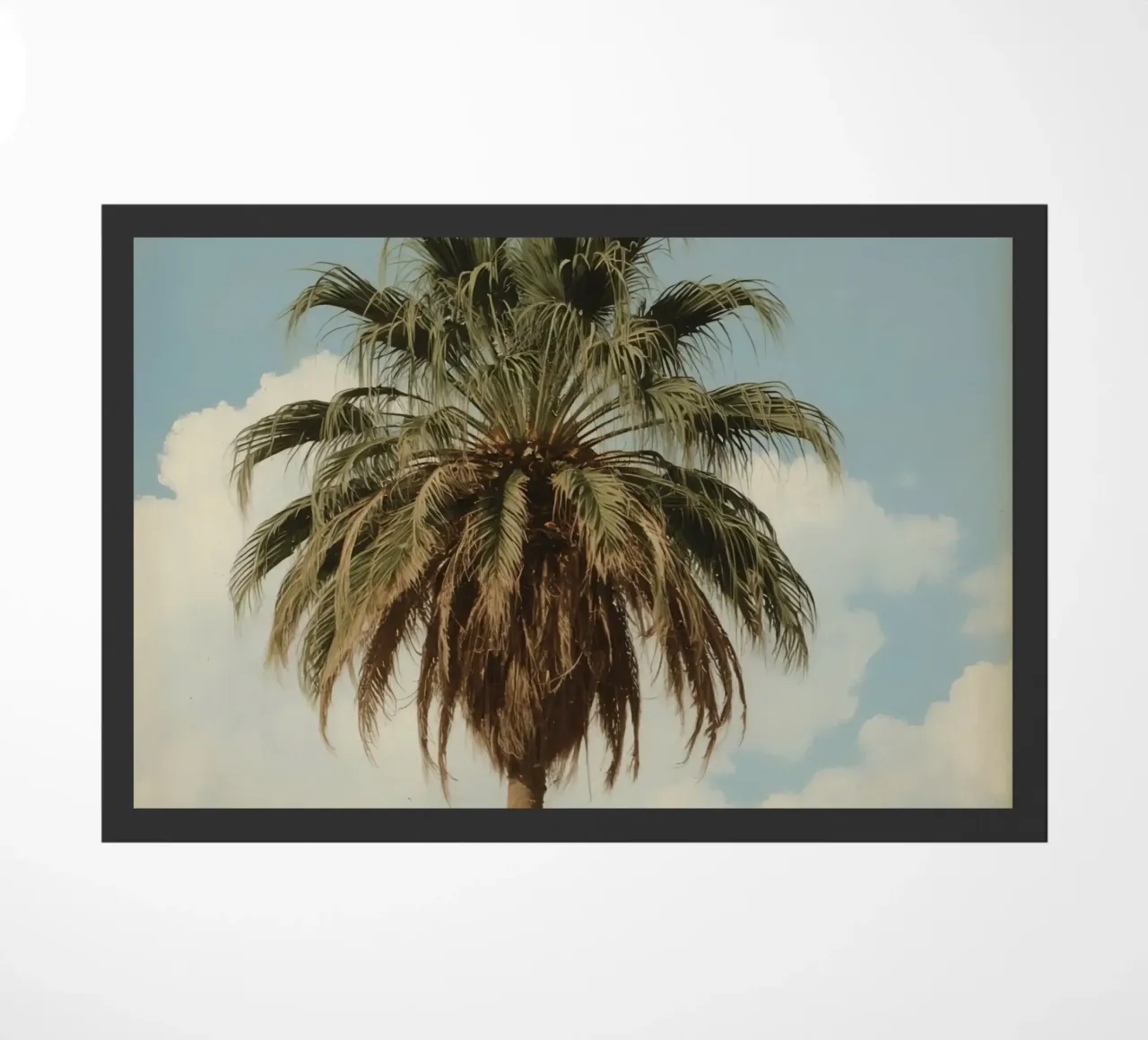 Palma alta con cielo blu e nuvole soffici in una luce calda. zerbino da DesignDoodle