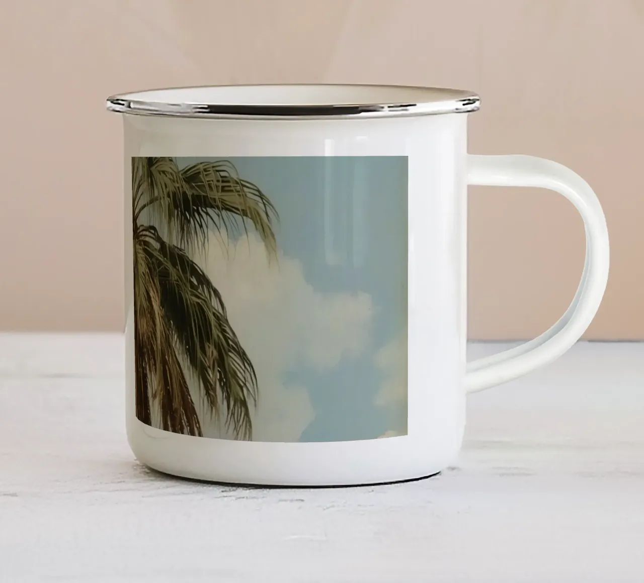 Palma alta con cielo blu e nuvole soffici in una luce calda. tazza in smalto da DesignDoodle