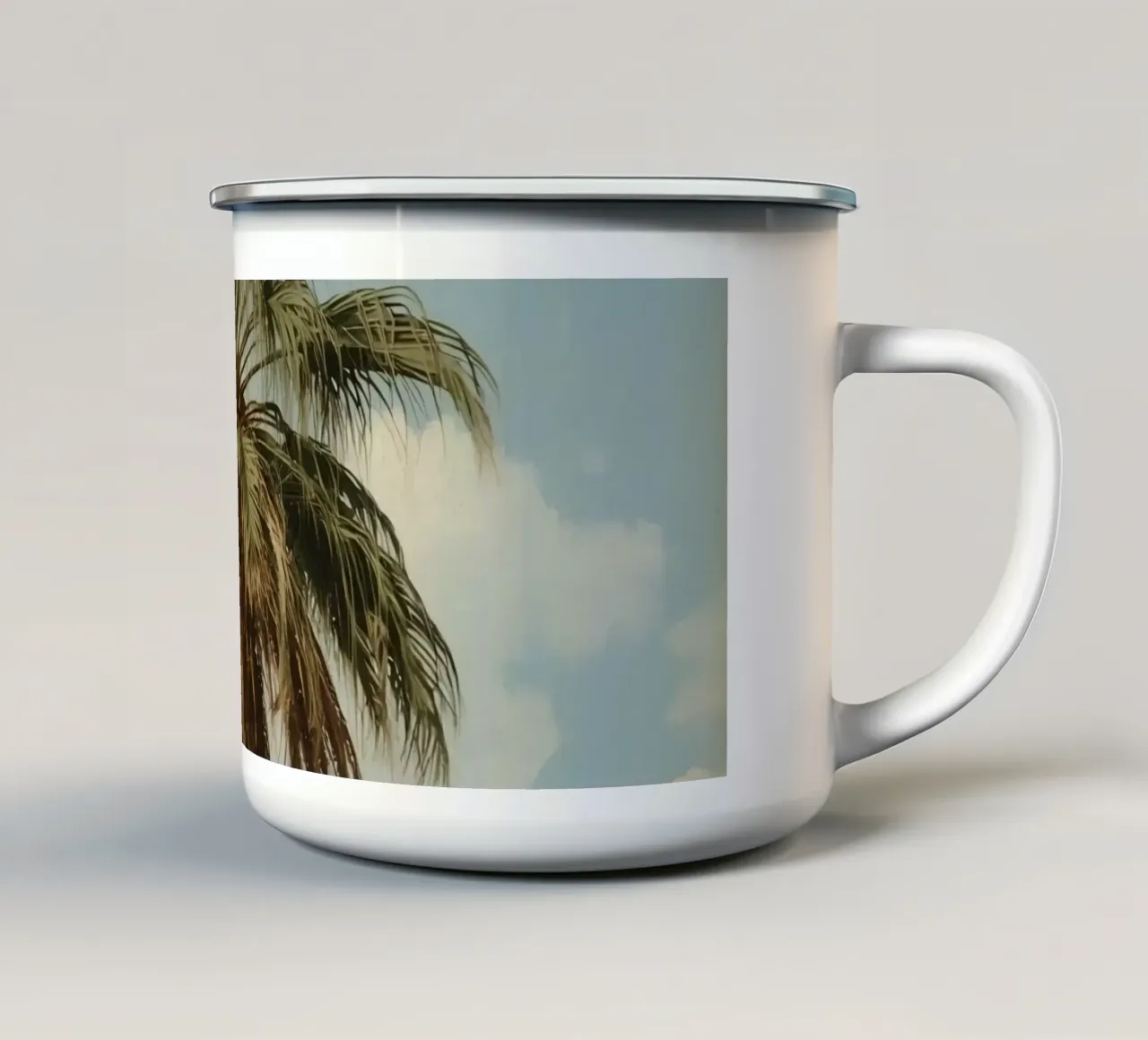 Palma alta con cielo blu e nuvole soffici in una luce calda. tazza in smalto da DesignDoodle