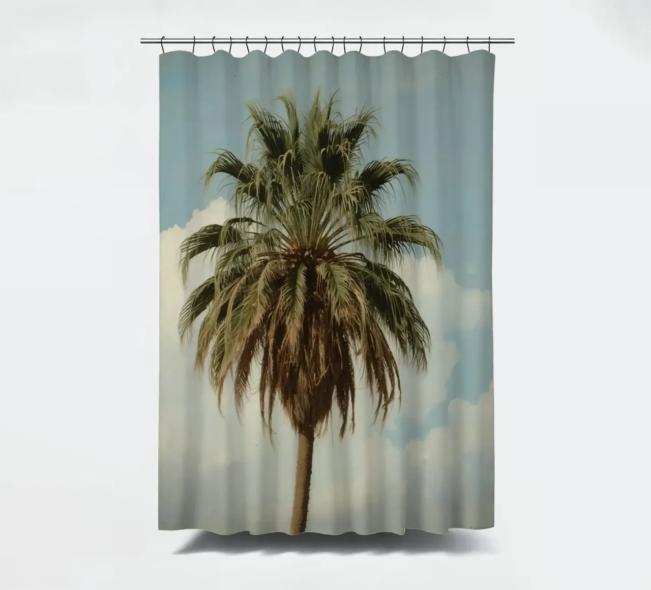 Palma alta con cielo blu e nuvole soffici in una luce calda. tenda da doccia da DesignDoodle