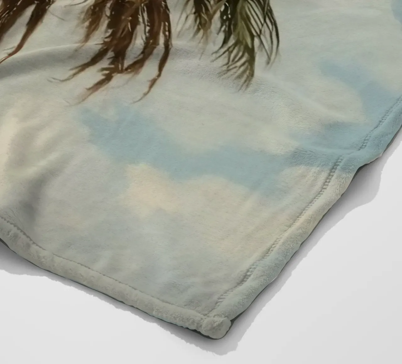 Palma alta con cielo blu e nuvole soffici in una luce calda. coperta in pile da DesignDoodle