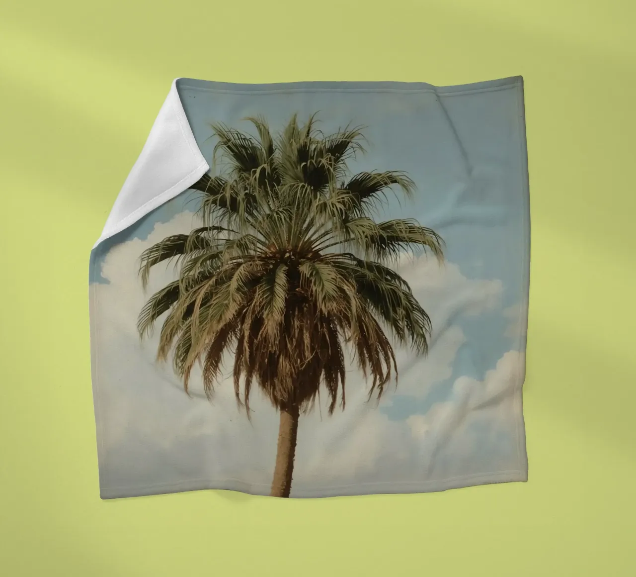 Palma alta con cielo blu e nuvole soffici in una luce calda. coperta in pile da DesignDoodle