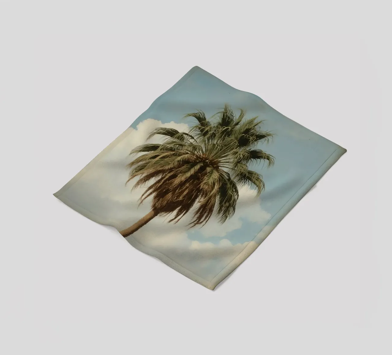 Palma alta con cielo blu e nuvole soffici in una luce calda. coperta in pile da DesignDoodle