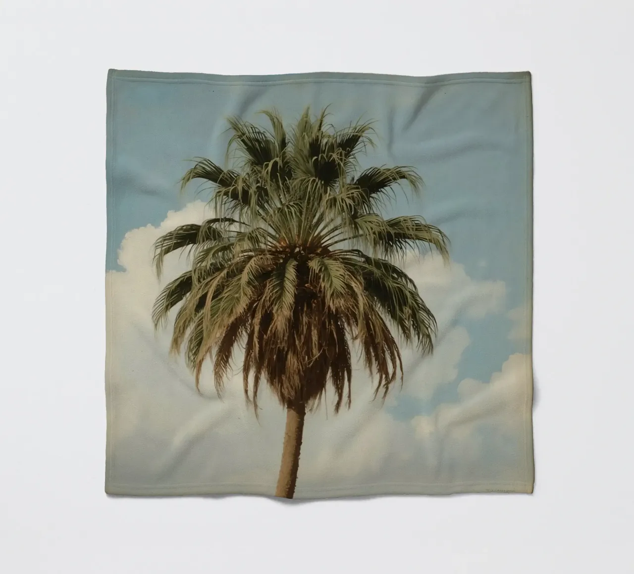 Palma alta con cielo blu e nuvole soffici in una luce calda. coperta in pile da DesignDoodle