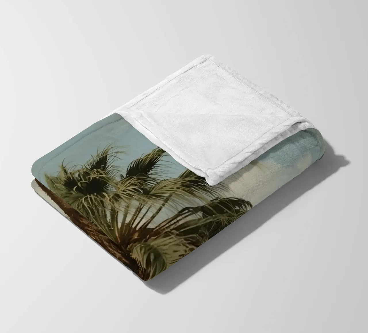 Palma alta con cielo blu e nuvole soffici in una luce calda. coperta in pile da DesignDoodle