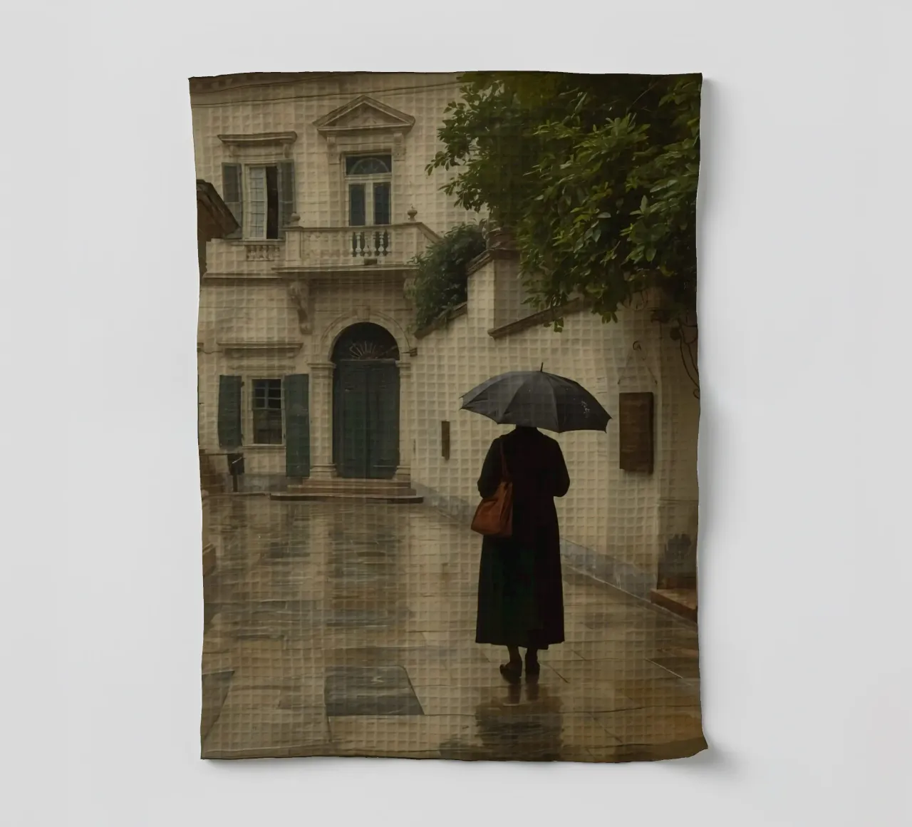 Femme marchant avec un parapluie un jour de pluie dans une rue historique torchon de DesignDoodle