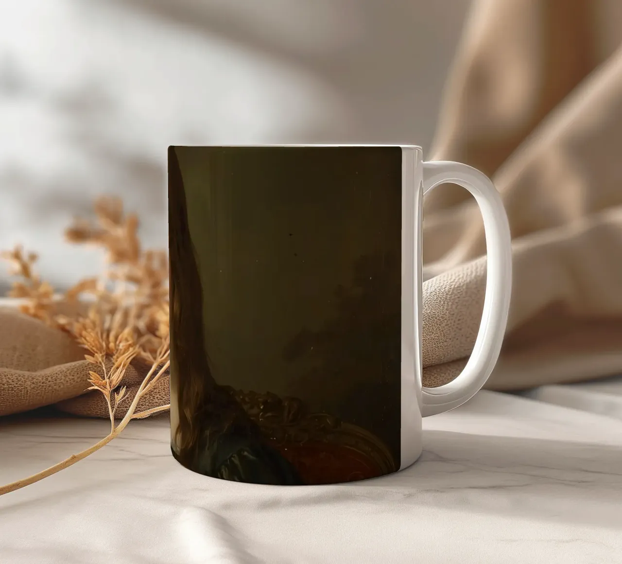 Giovane ragazza intenta a leggere un libro in una stanza elegante tazza in ceramica da DesignDoodle