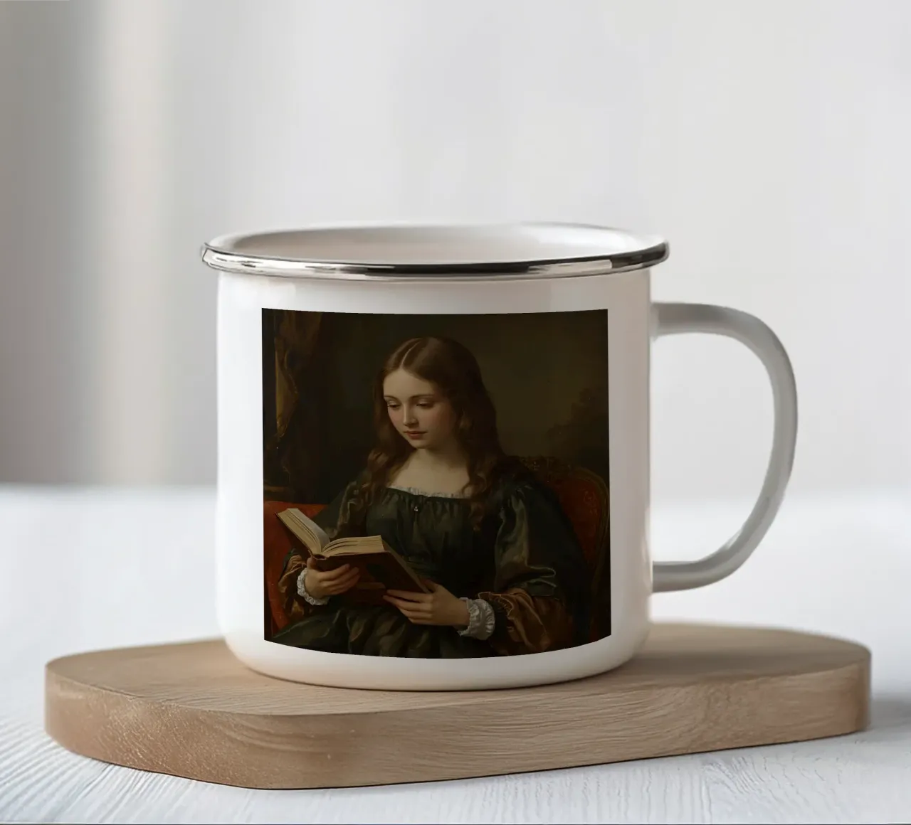 Giovane ragazza intenta a leggere un libro in una stanza elegante tazza in smalto da DesignDoodle