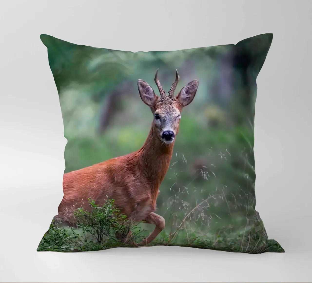 Il capriolo fa l'occhiolino cuscino da Tom's Wildlife