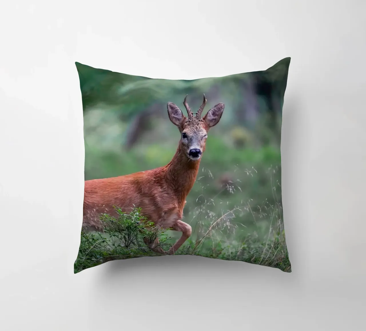 Il capriolo fa l'occhiolino cuscino da Tom's Wildlife