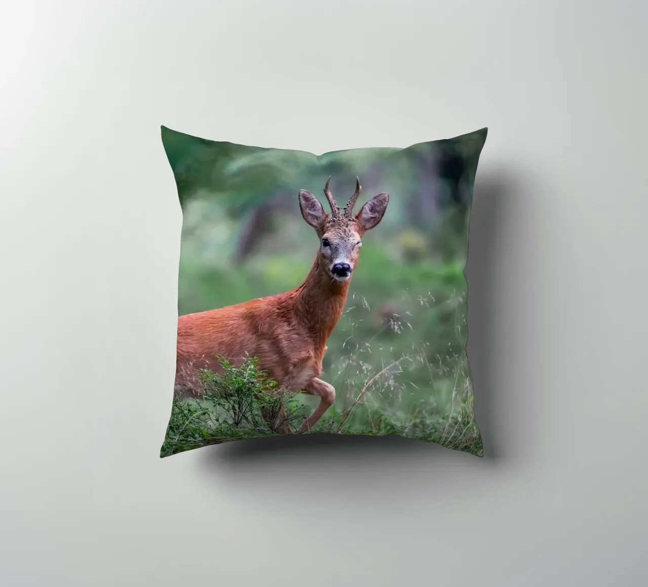 Il capriolo fa l'occhiolino cuscino da Tom's Wildlife