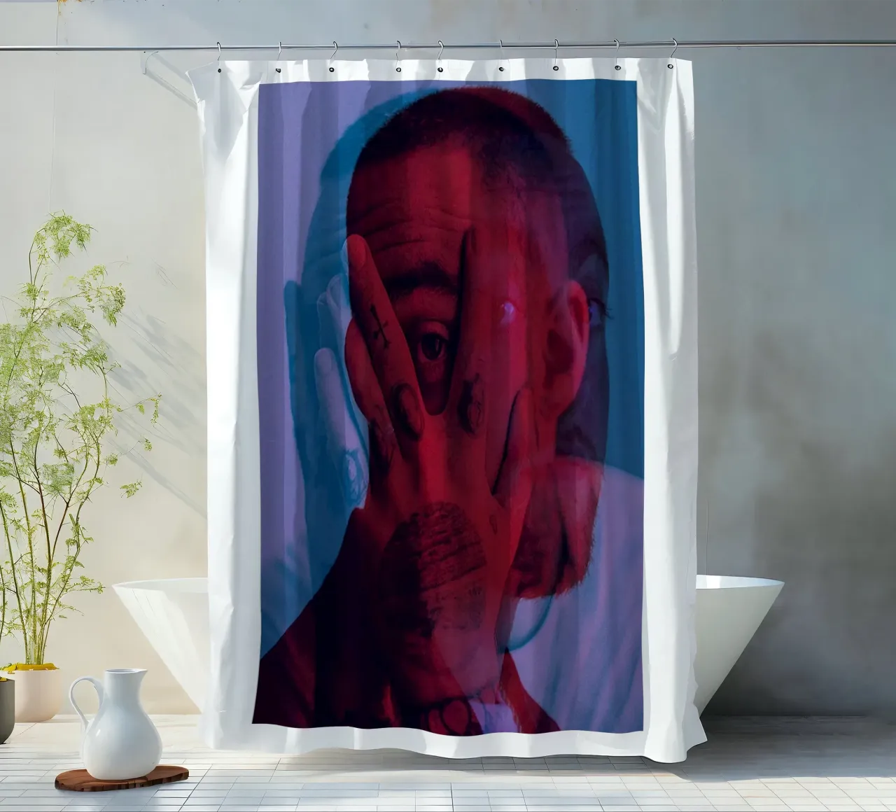Mac Miller steht vor einer Alternative Duschvorhang von softseilish