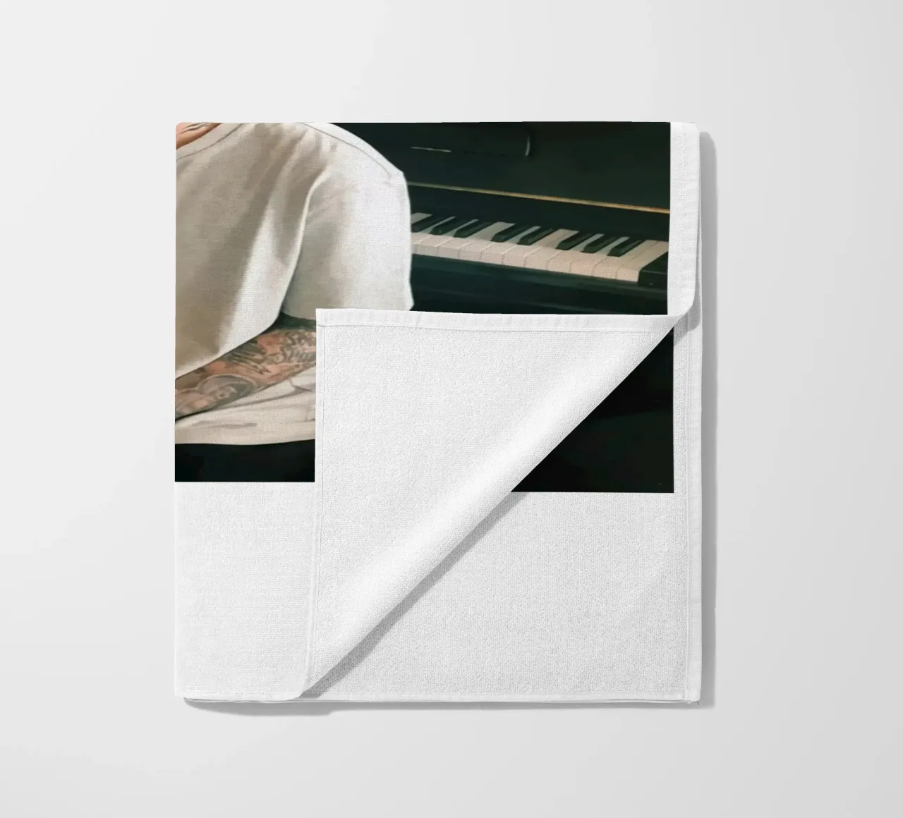 Ritratto di Mac Miller in stile pianoforte telo mare da softseilish