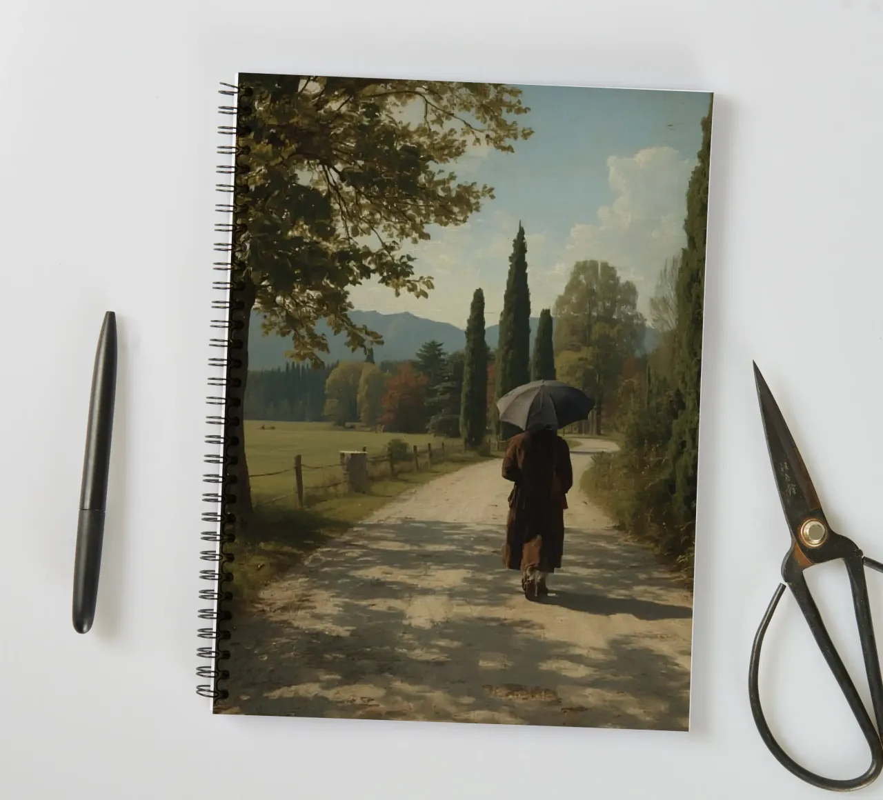 Mann geht auf einem friedlichen, von hohen Bäumen umgebenen Feldweg Ringbuch von DesignDoodle