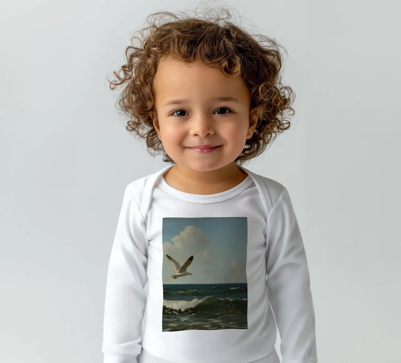 Möwe gleitet über Ozeanwellen unter einem teilweise bewölkten Himmel Langarm Babybody von DesignDoodle
