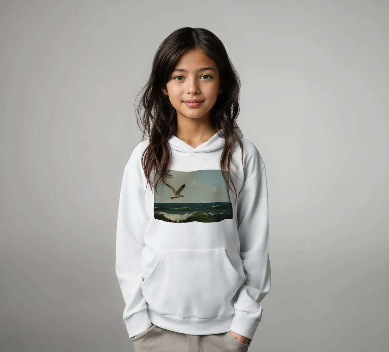 Gaviota planeando sobre las olas del mar bajo un cielo parcialmente nublado sudadera con capucha para niño de DesignDoodle