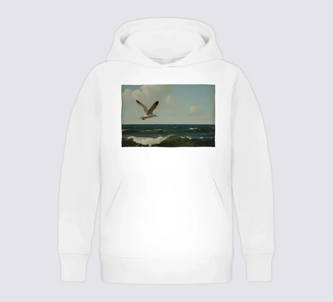 Gaviota planeando sobre las olas del mar bajo un cielo parcialmente nublado sudadera con capucha para niño de DesignDoodle