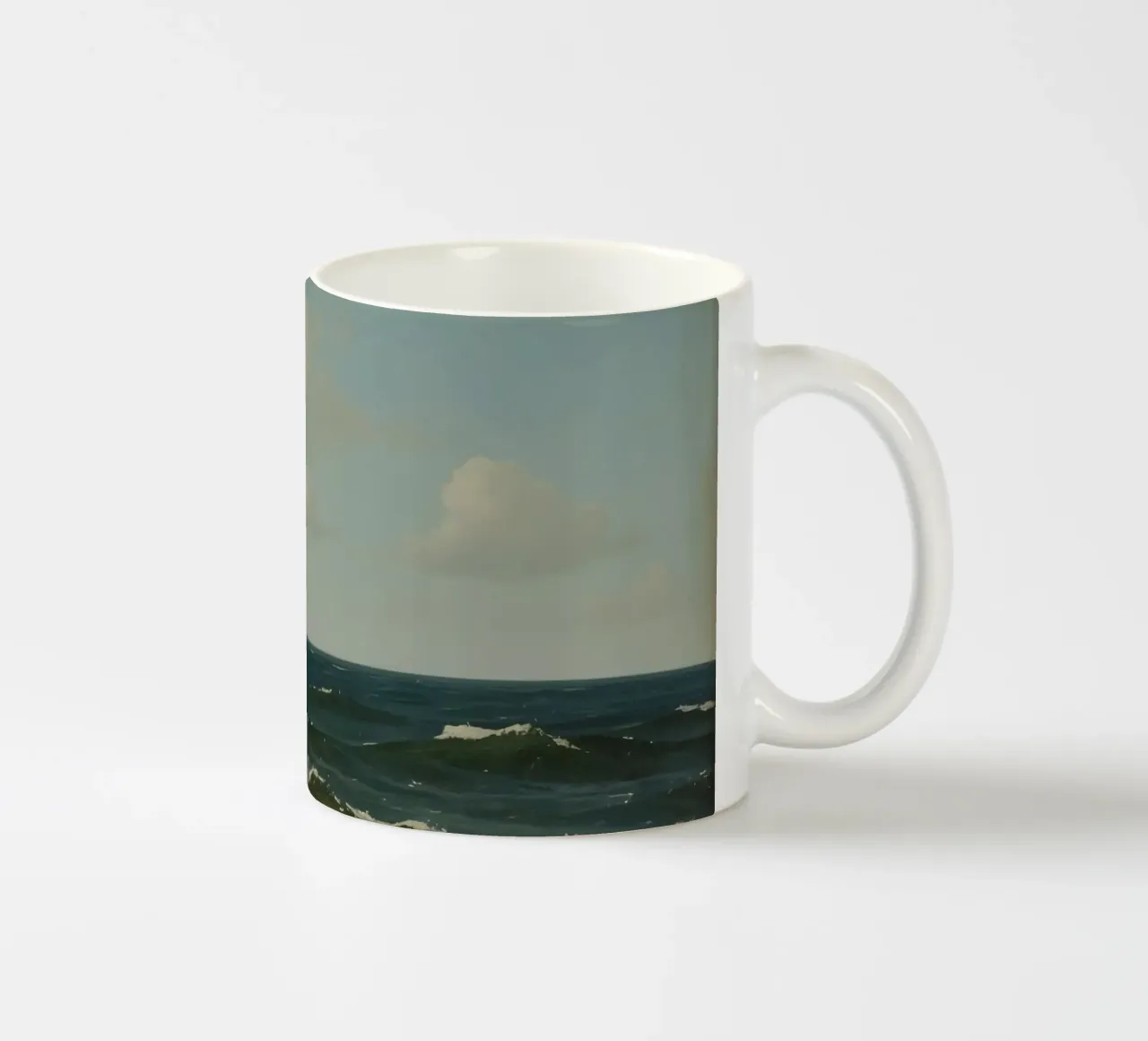 Gabbiano che plana sulle onde dell'oceano sotto un cielo parzialmente nuvoloso tazza in ceramica da DesignDoodle