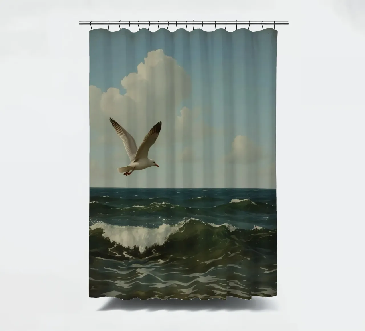 Mouette planant sur les vagues de l'océan sous un ciel partiellement nuageux rideau de douche de DesignDoodle