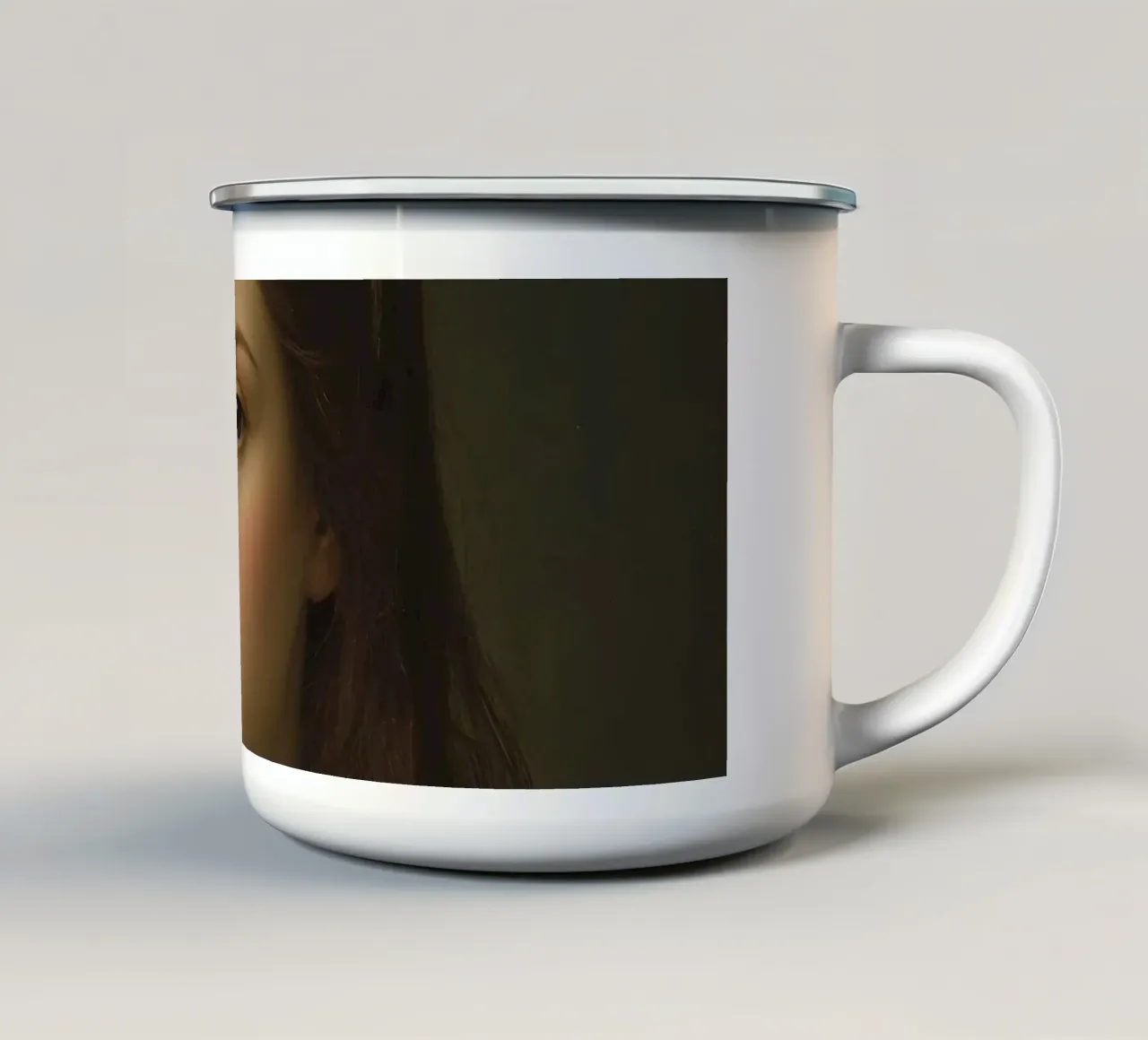 Giovane donna in stile artistico classico Espressione morbida tazza in smalto da DesignDoodle