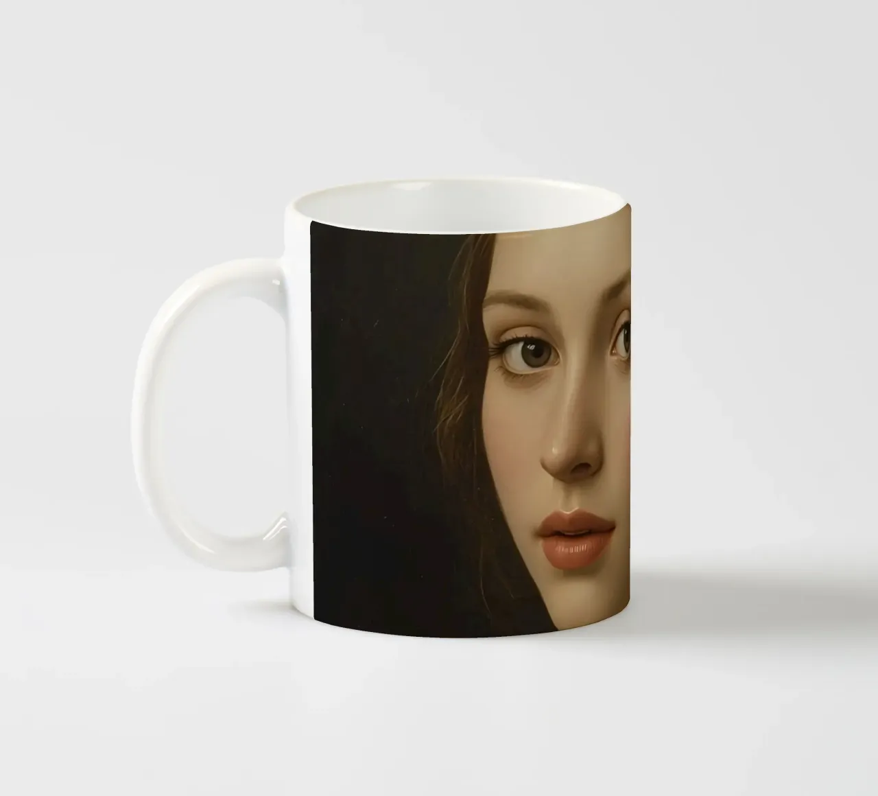 Jeune femme coiffée d'un foulard à l'expression douce et au regard calme mug en céramique de DesignDoodle