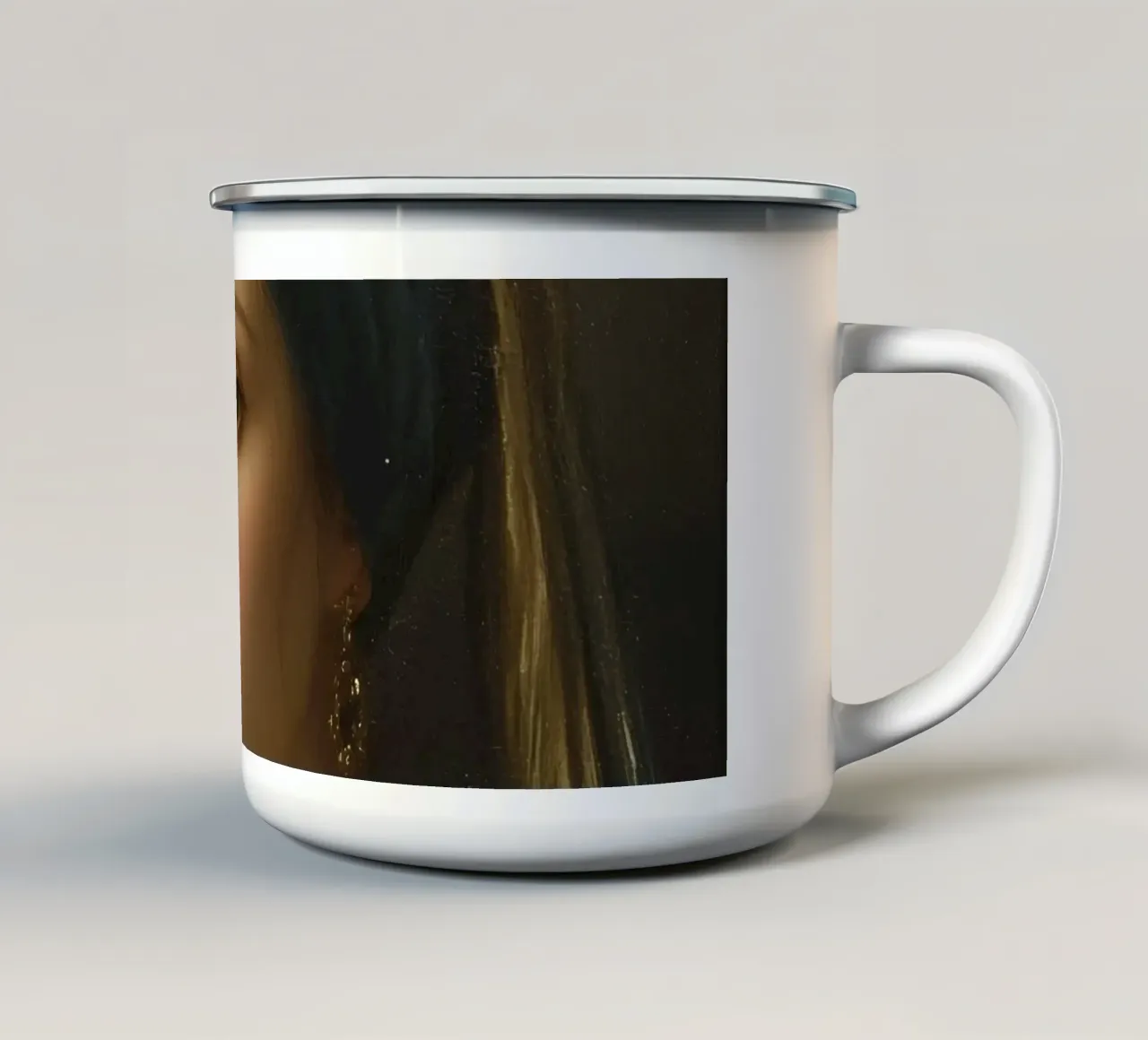 Giovane donna con il foulard con espressione dolce e sguardo calmo tazza in smalto da DesignDoodle