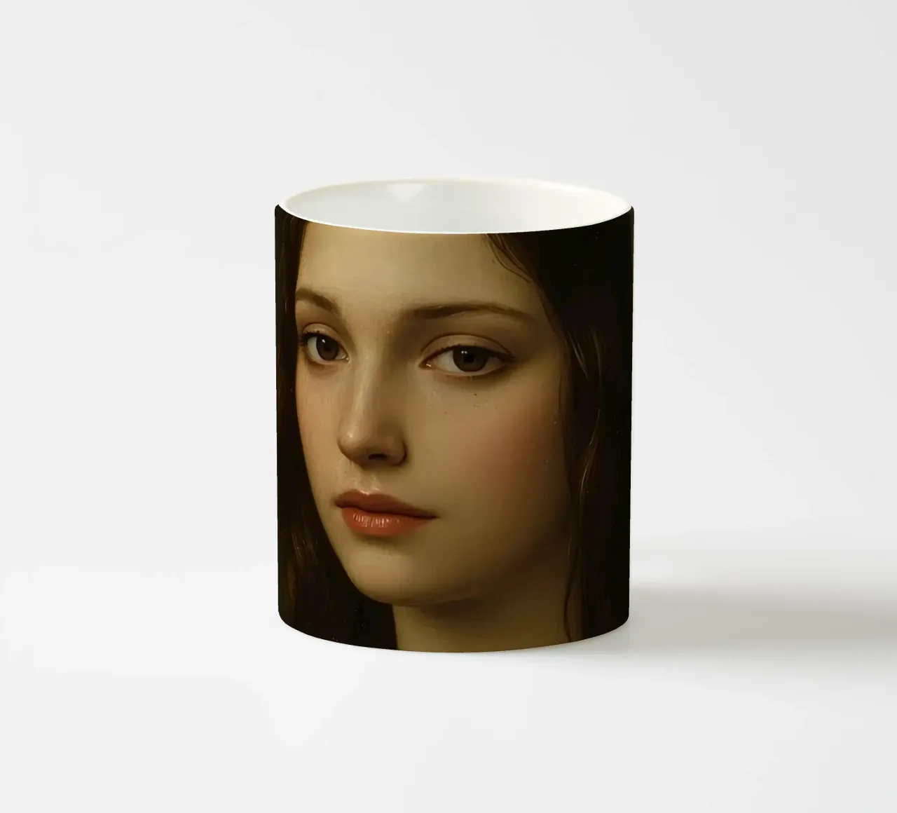Ritratto classico di una giovane donna dal volto delicato tazza in ceramica da DesignDoodle
