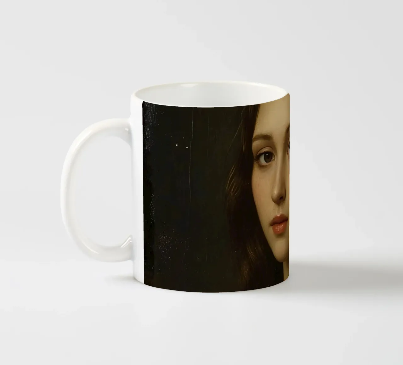 Ritratto classico di una giovane donna dal volto delicato tazza in ceramica da DesignDoodle