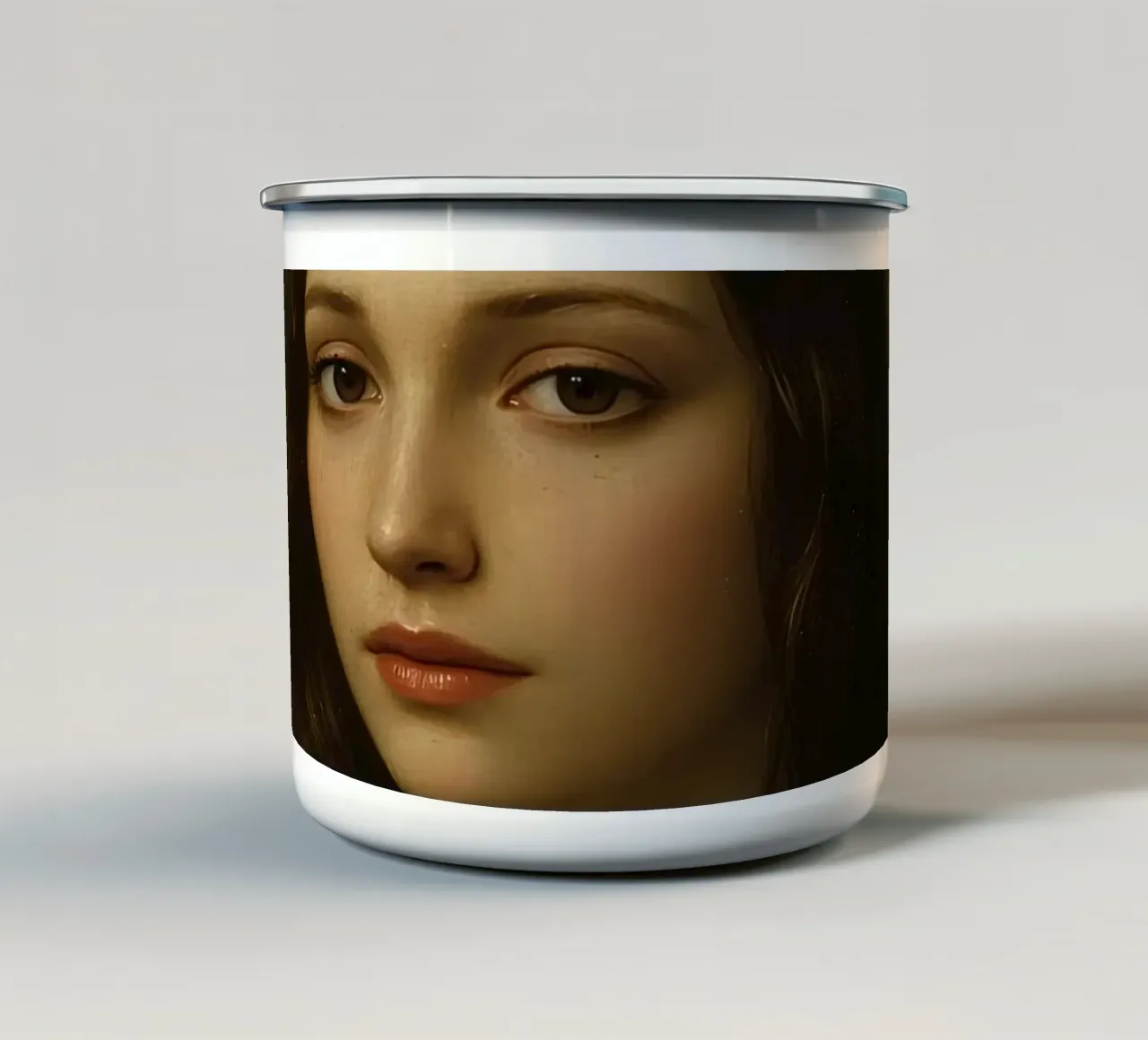 Ritratto classico di una giovane donna dal volto delicato tazza in smalto da DesignDoodle