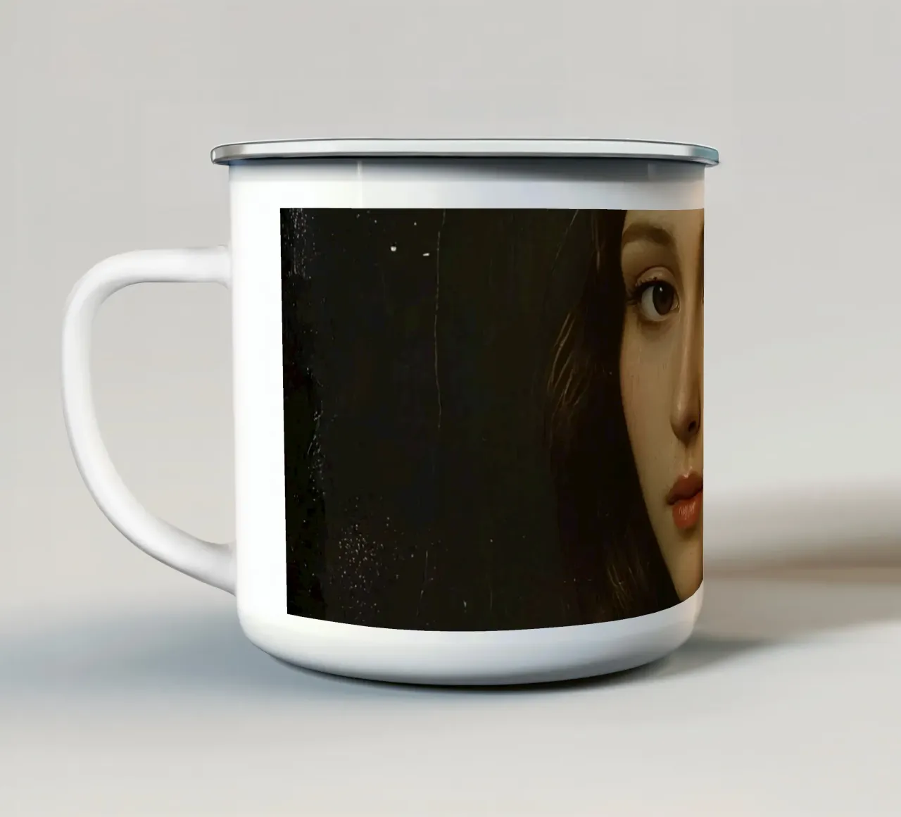 Ritratto classico di una giovane donna dal volto delicato tazza in smalto da DesignDoodle