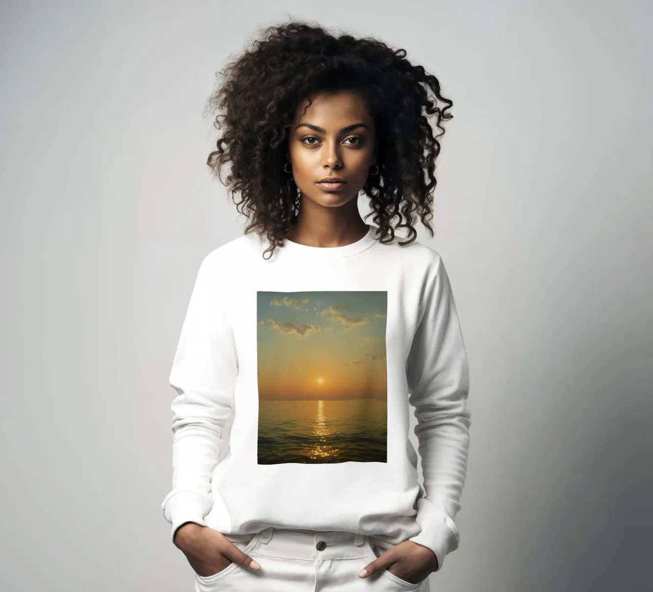 Tramonto sulle acque calme dell'oceano con riflessi dorati felpa da DesignDoodle