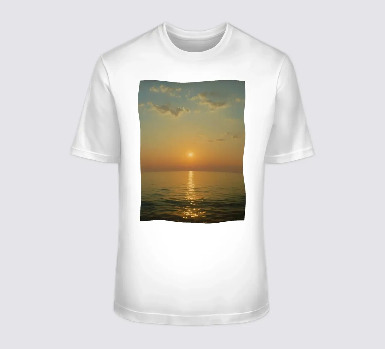 Tramonto sulle acque calme dell'oceano con riflessi dorati t-shirt da DesignDoodle