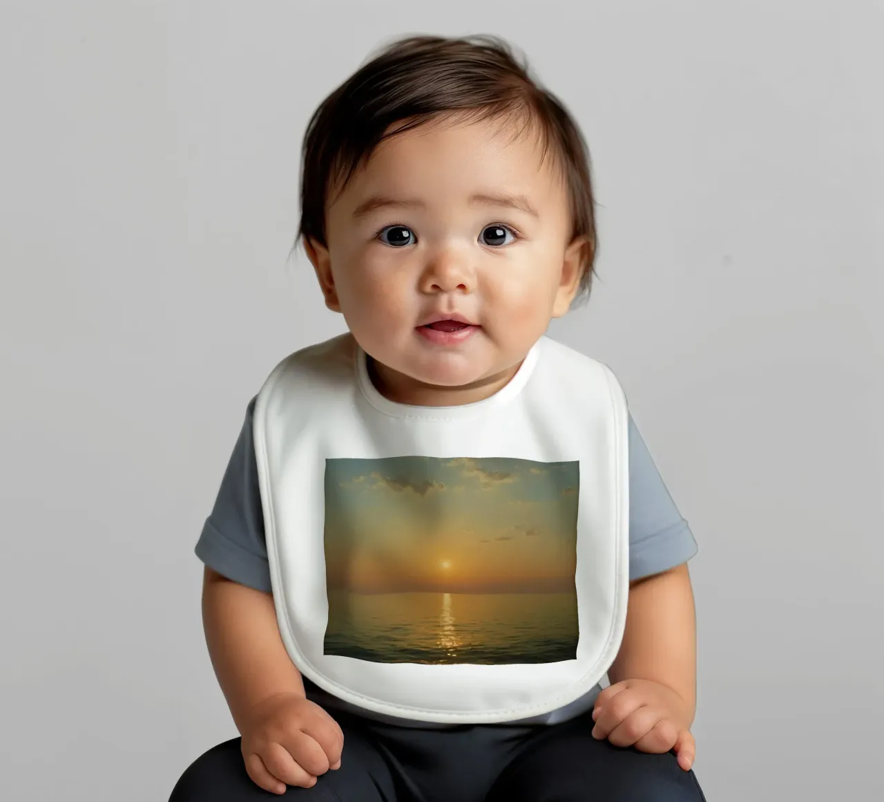 Tramonto sulle acque calme dell'oceano con riflessi dorati bavaglino da DesignDoodle