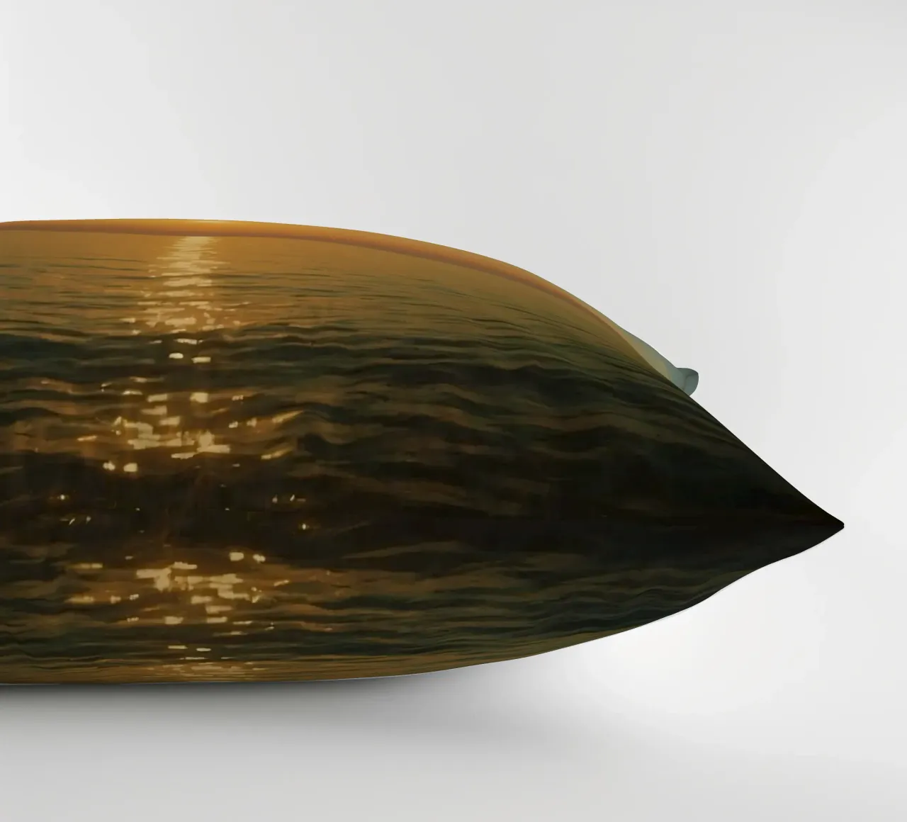 Tramonto sulle acque calme dell'oceano con riflessi dorati cuscino da DesignDoodle