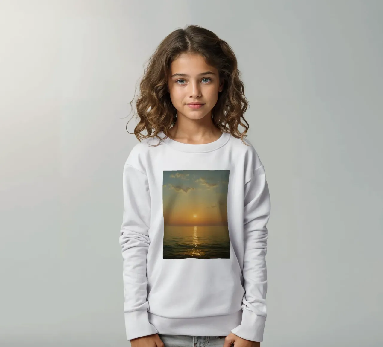 Tramonto sulle acque calme dell'oceano con riflessi dorati felpa bambino da DesignDoodle