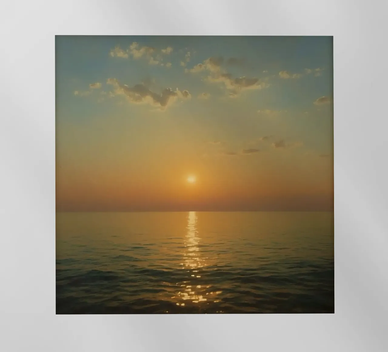 Tramonto sulle acque calme dell'oceano con riflessi dorati pellicola backlit da DesignDoodle