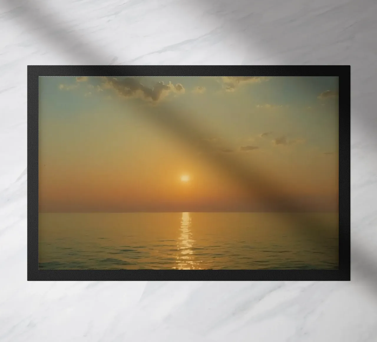 Tramonto sulle acque calme dell'oceano con riflessi dorati zerbino da DesignDoodle
