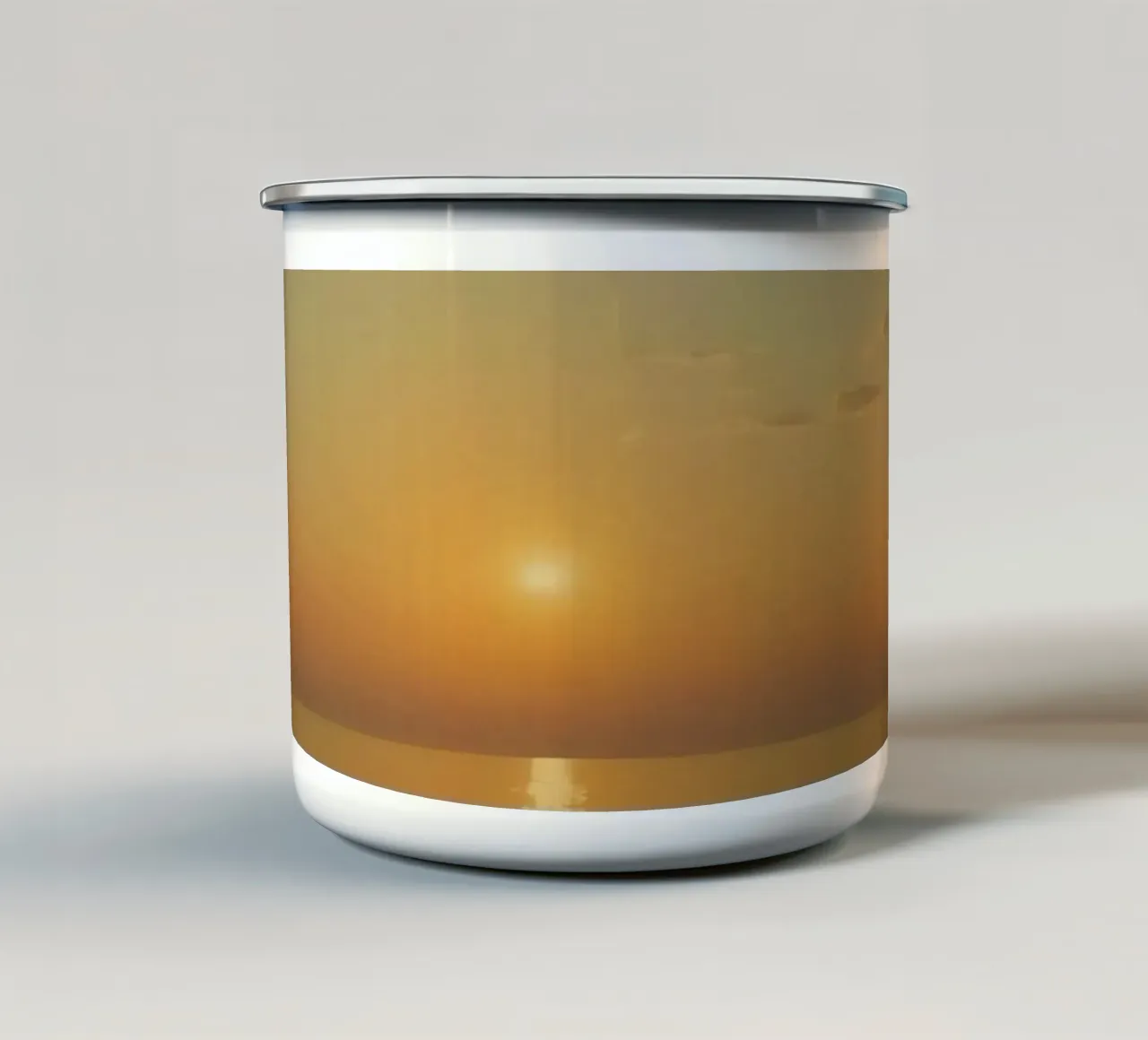 Tramonto sulle acque calme dell'oceano con riflessi dorati tazza in smalto da DesignDoodle