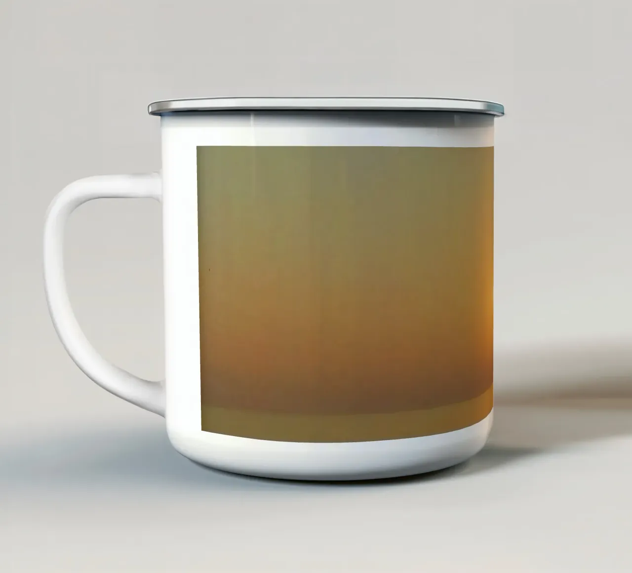Tramonto sulle acque calme dell'oceano con riflessi dorati tazza in smalto da DesignDoodle