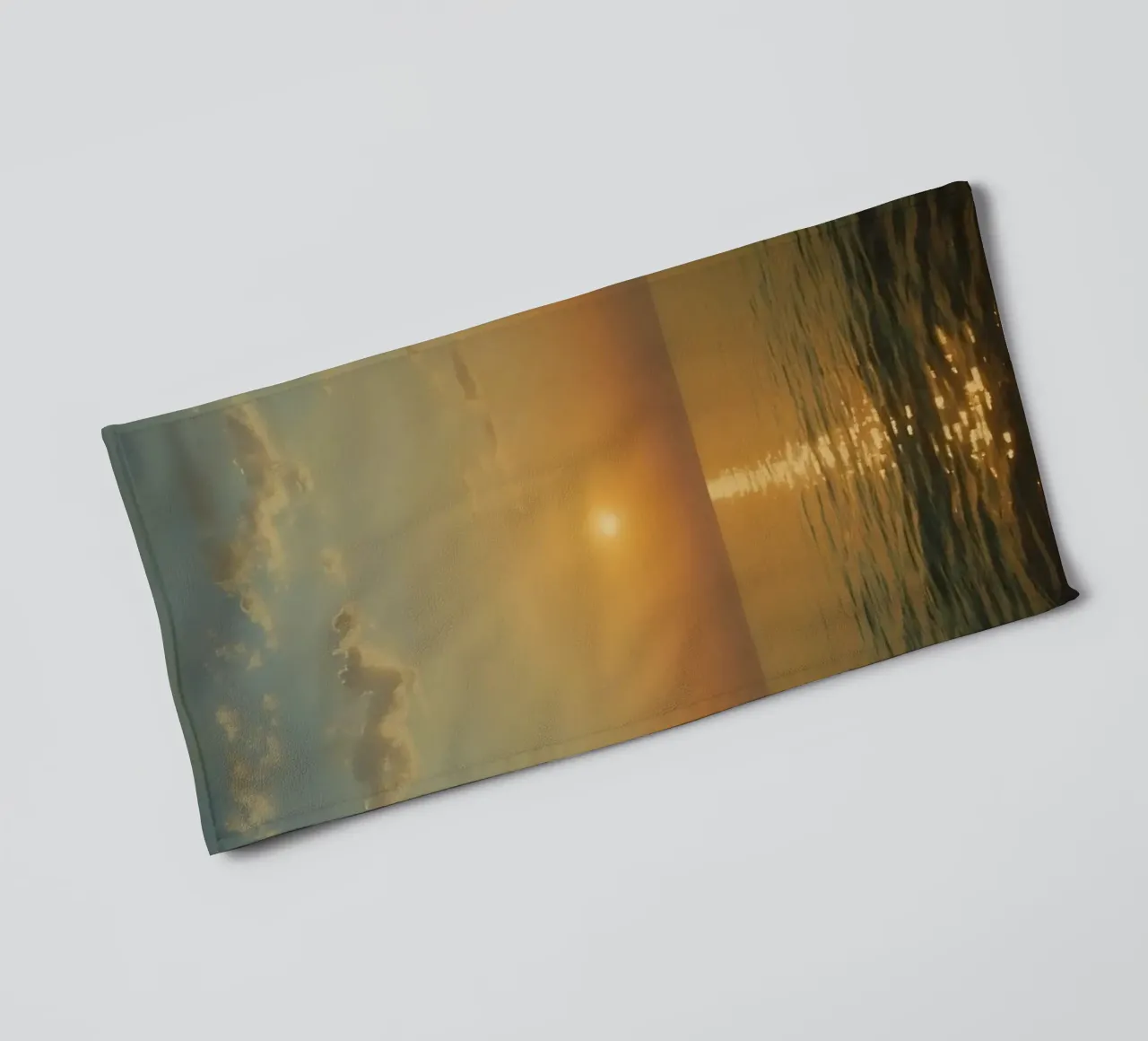 Tramonto sulle acque calme dell'oceano con riflessi dorati asciugamano da bagno da DesignDoodle