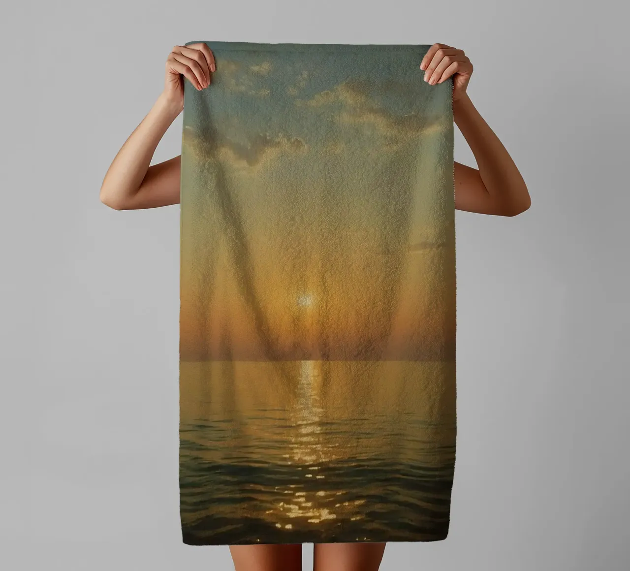 Tramonto sulle acque calme dell'oceano con riflessi dorati asciugamano da bagno da DesignDoodle
