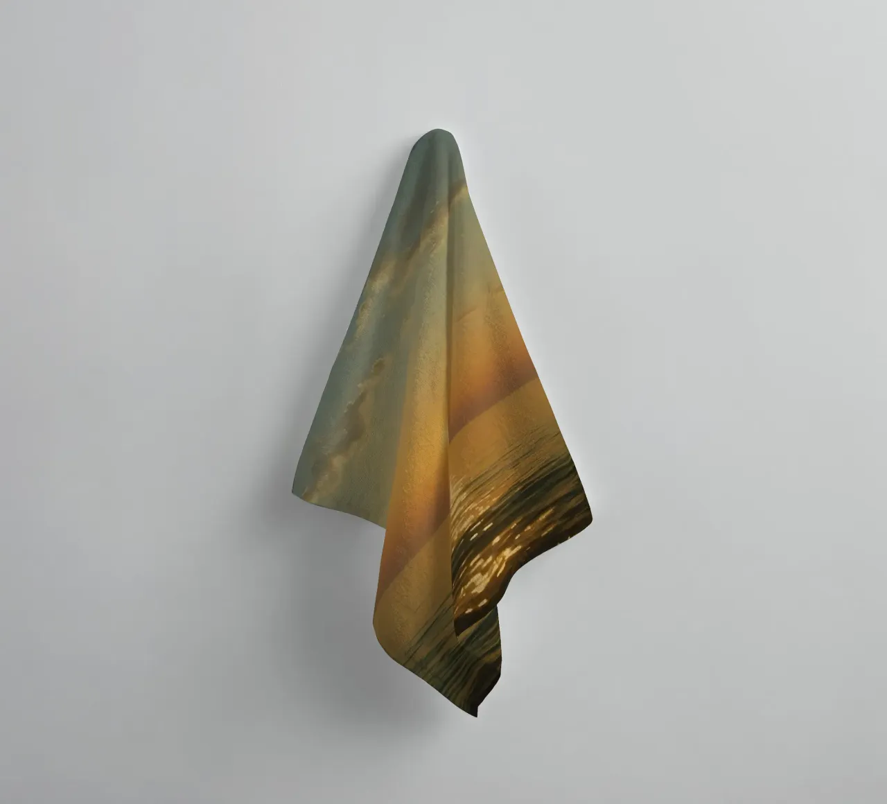 Tramonto sulle acque calme dell'oceano con riflessi dorati asciugamano da bagno da DesignDoodle