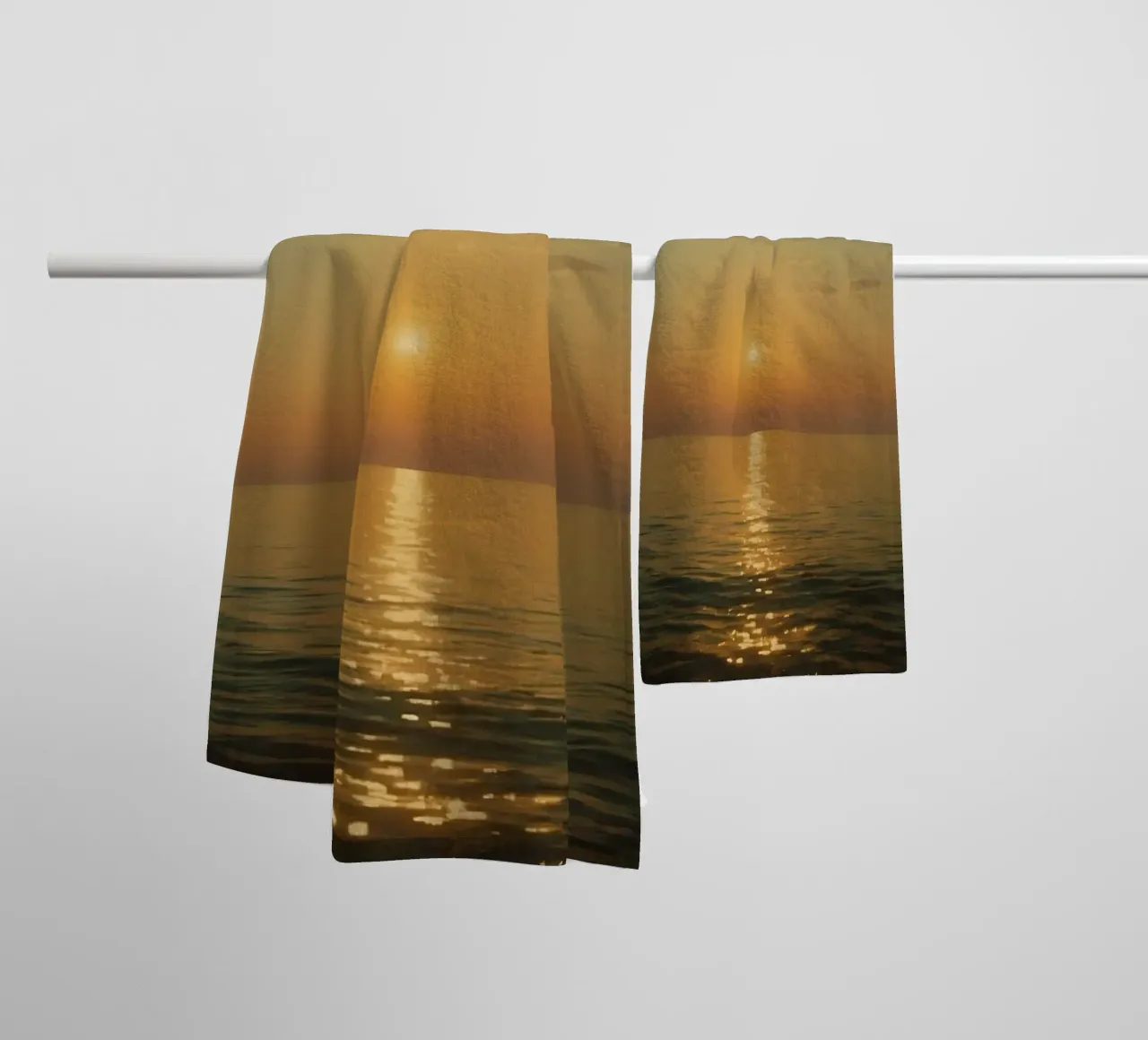 Tramonto sulle acque calme dell'oceano con riflessi dorati asciugamano da bagno da DesignDoodle