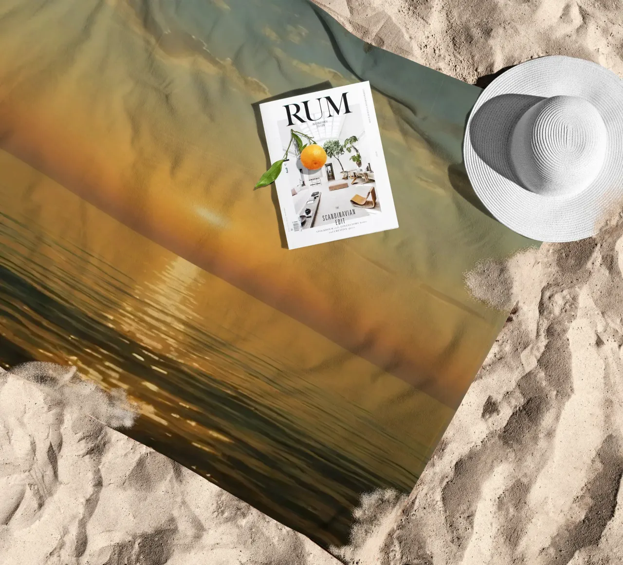 Tramonto sulle acque calme dell'oceano con riflessi dorati telo mare da DesignDoodle