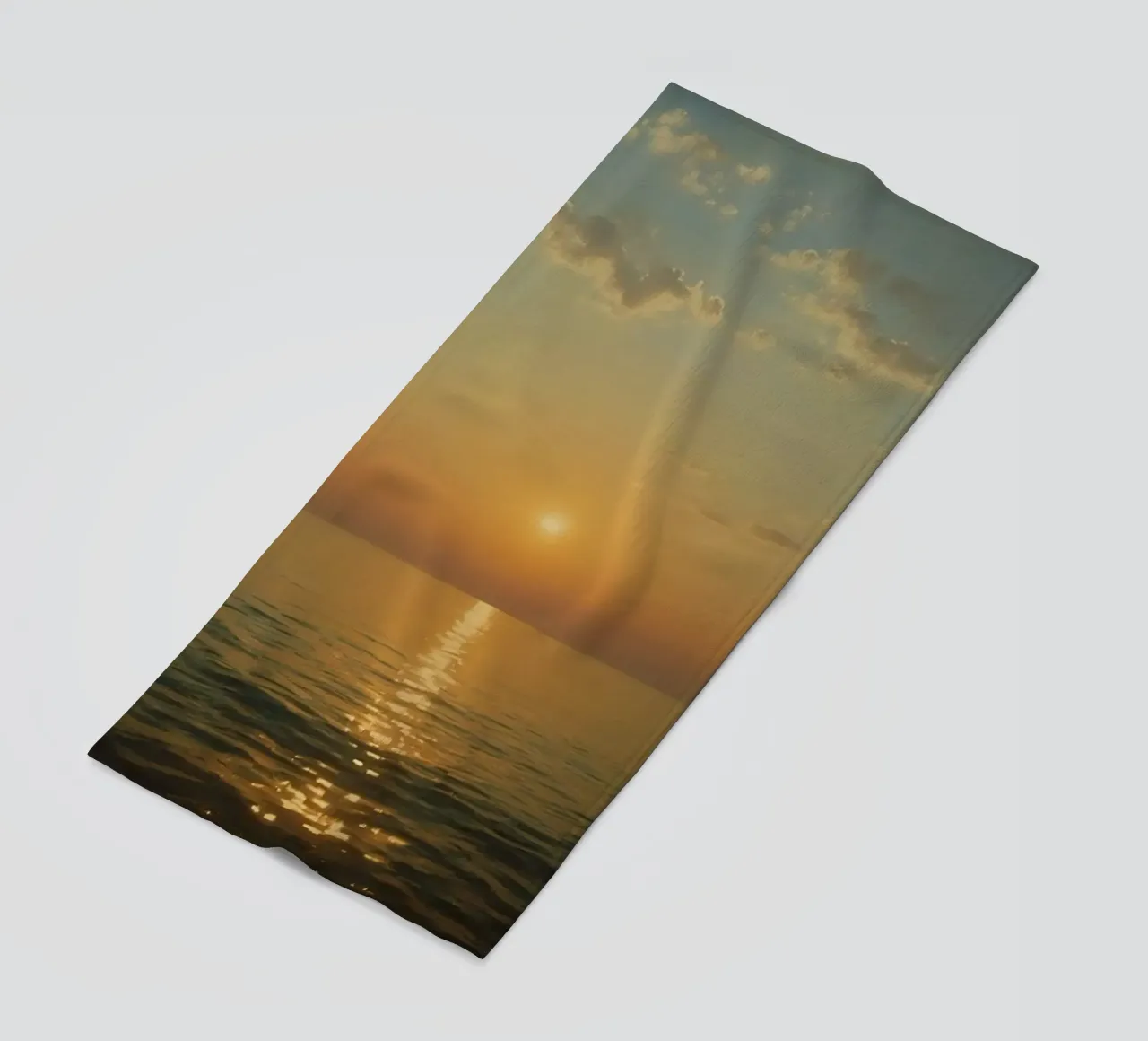 Tramonto sulle acque calme dell'oceano con riflessi dorati telo mare da DesignDoodle