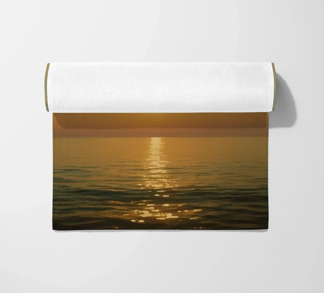 Tramonto sulle acque calme dell'oceano con riflessi dorati telo mare da DesignDoodle