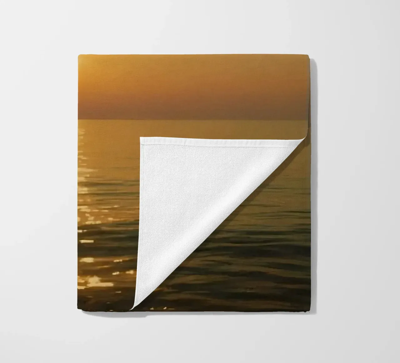 Tramonto sulle acque calme dell'oceano con riflessi dorati telo mare da DesignDoodle