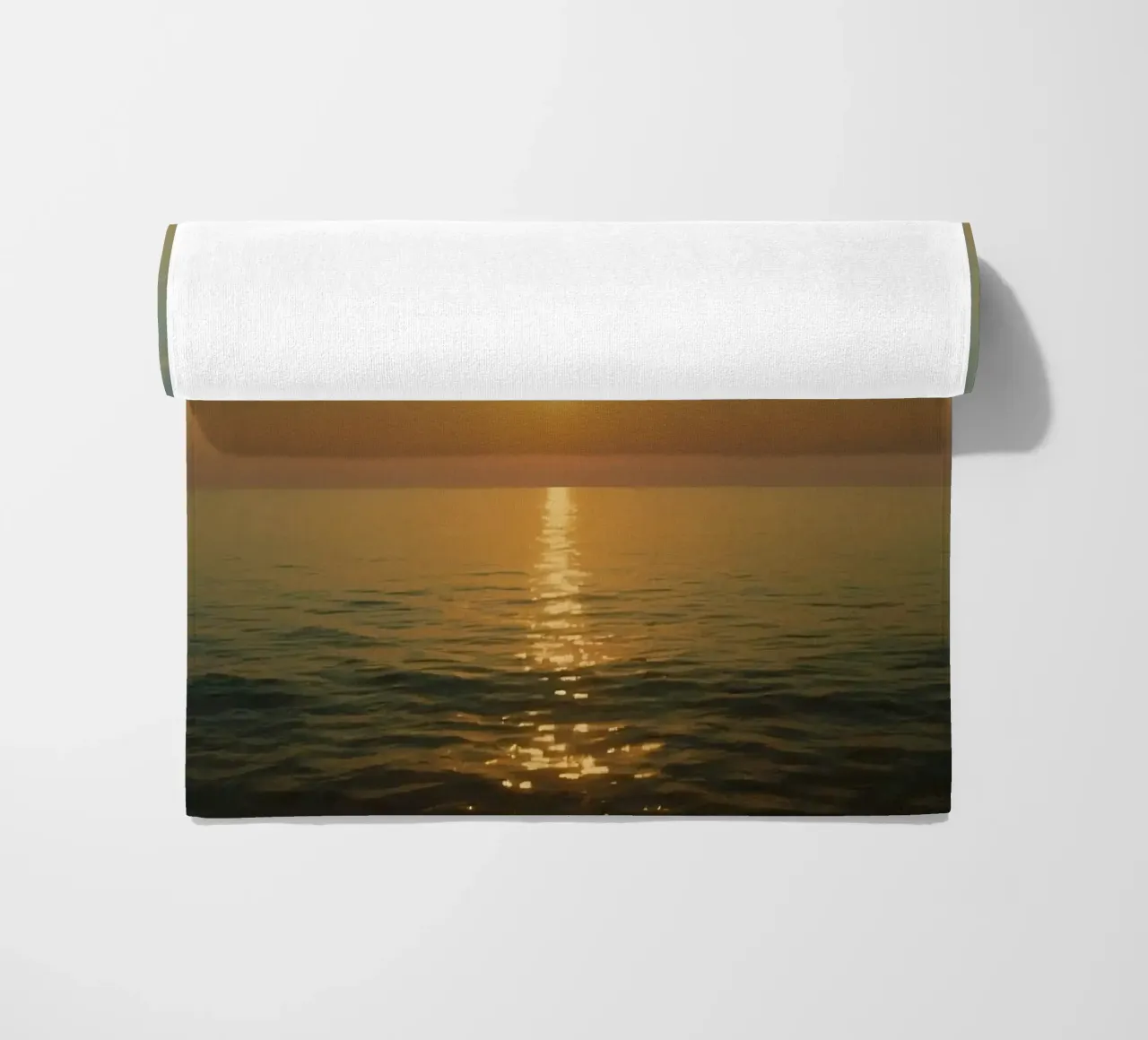 Tramonto sulle acque calme dell'oceano con riflessi dorati telo mare da DesignDoodle