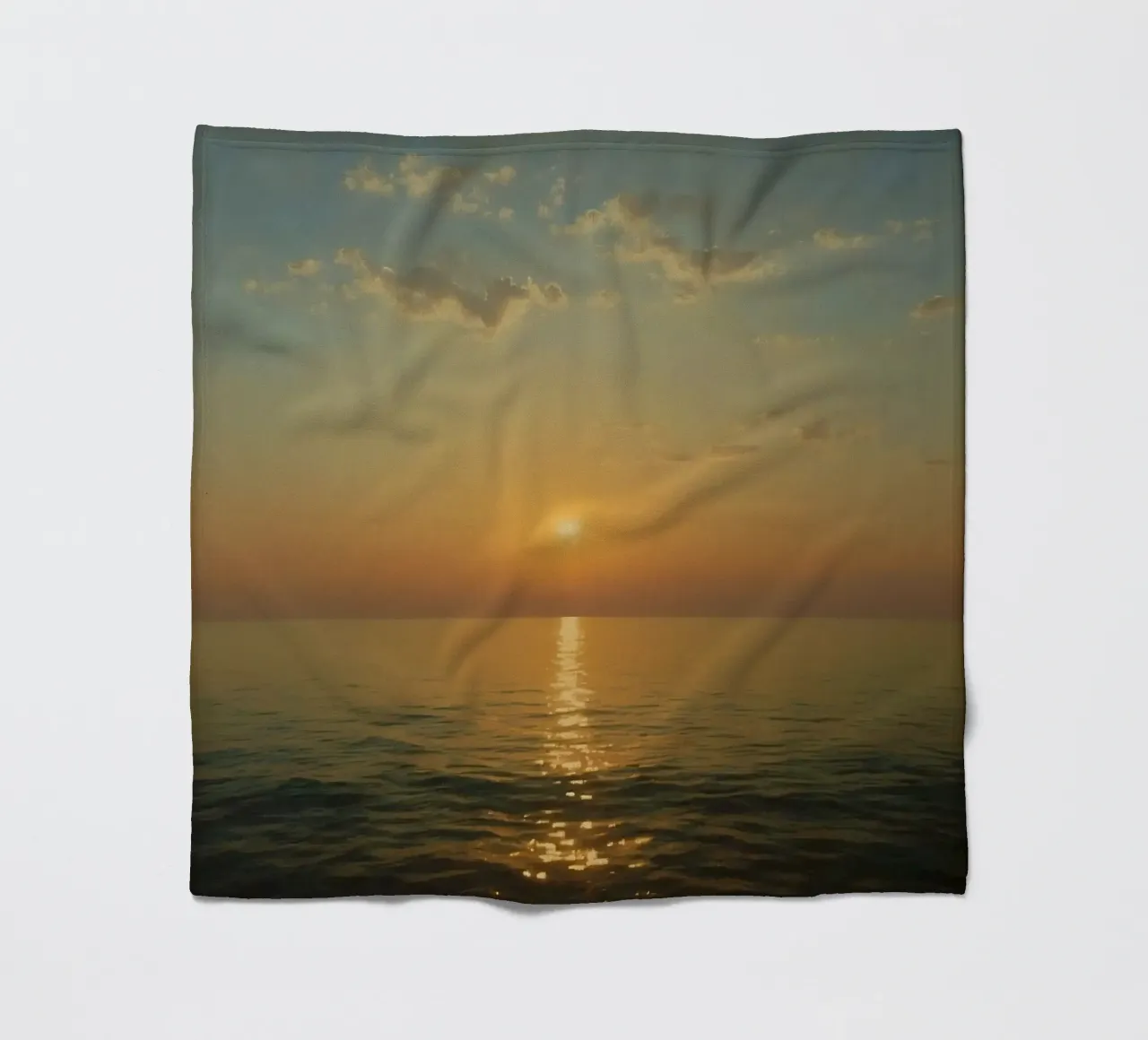 Tramonto sulle acque calme dell'oceano con riflessi dorati coperta in pile da DesignDoodle